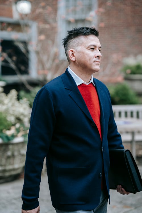 Homme En Veste De Costume Bleu Debout Près Des Arbres Verts