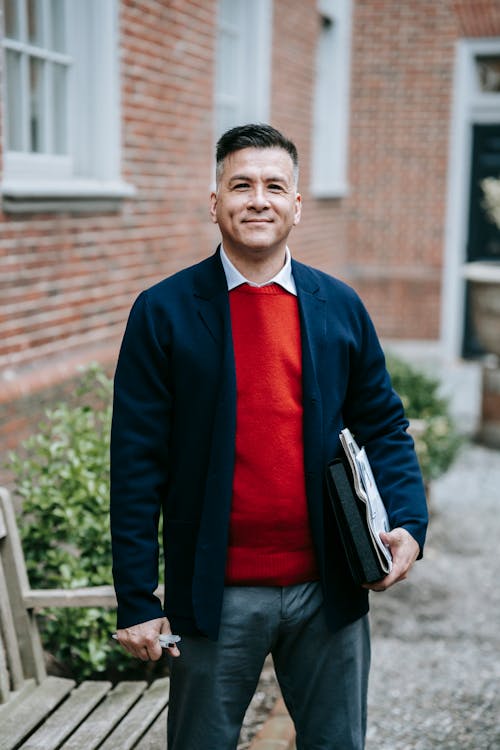 Uomo In Giacca Sportiva Nera E Camicia Rossa Sorridente