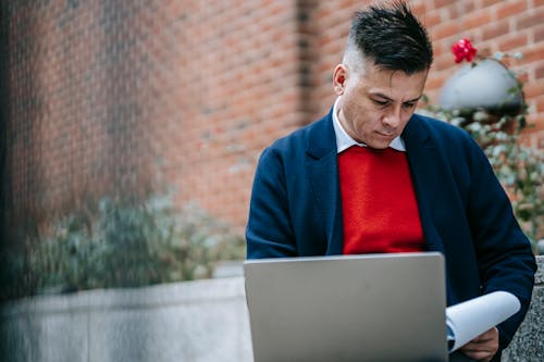 Macbook Kullanarak Mavi Takım Elbise Ceketli Adam