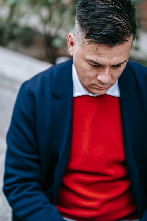 Hombre Chaqueta De Traje Azul Y Camisa Roja Con Cuello Redondo · de stock gratuita