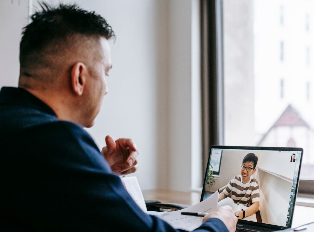 Online dating: starting a conversation on a niche platform