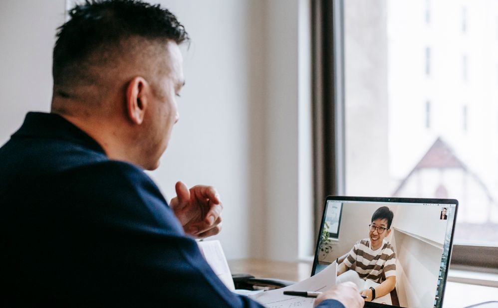 Online dating: starting a conversation on a niche platform