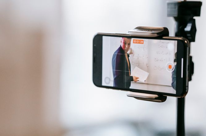 Online dating: starting a conversation on a niche platform
