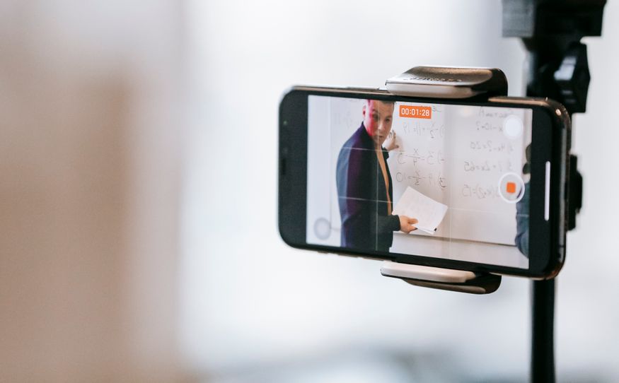 Online dating: starting a conversation on a niche platform