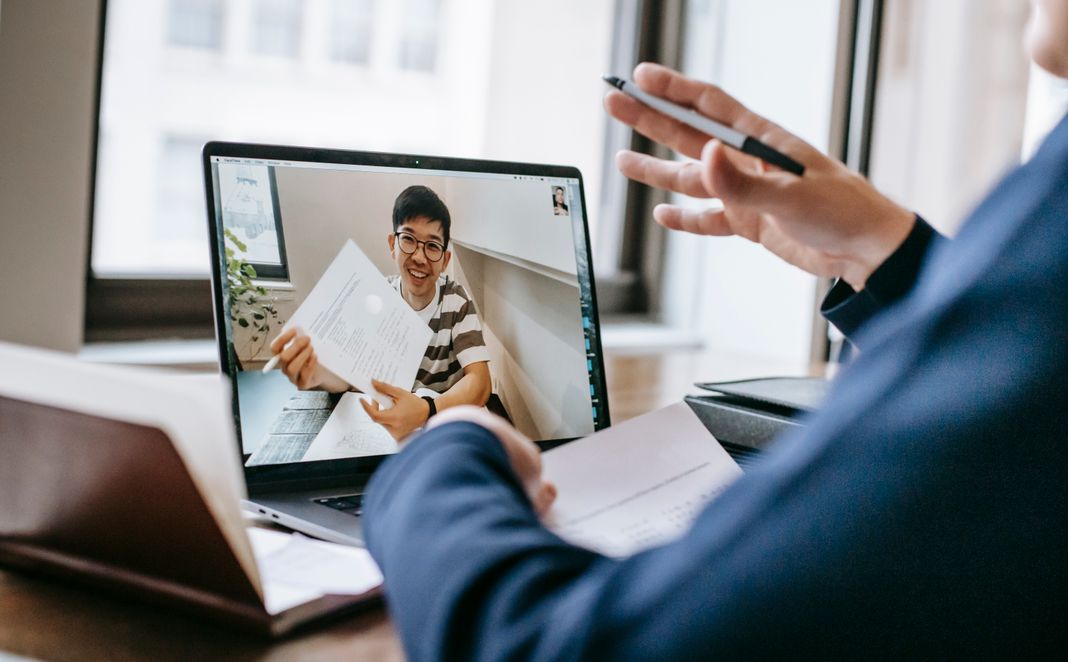 Online dating: starting a conversation on a niche platform