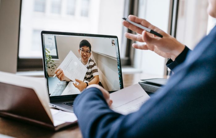 Online dating: starting a conversation on a niche platform