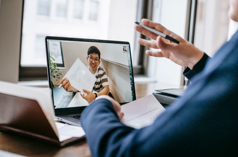 Online dating: starting a conversation on a niche platform