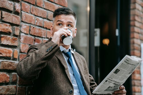 Mann Im Schwarzen Mantel, Der Vom Weißen Keramik Becher Trinkt