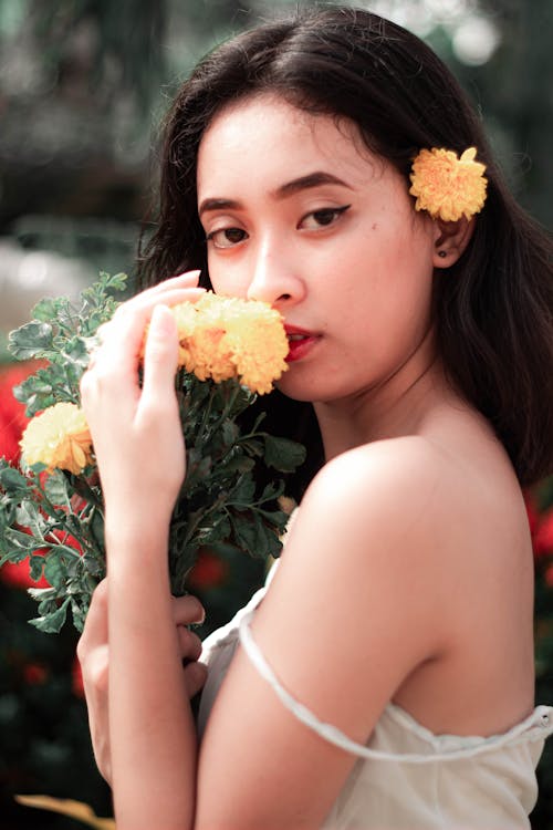 Foto d'estoc gratuïta de dona, flors grogues, model