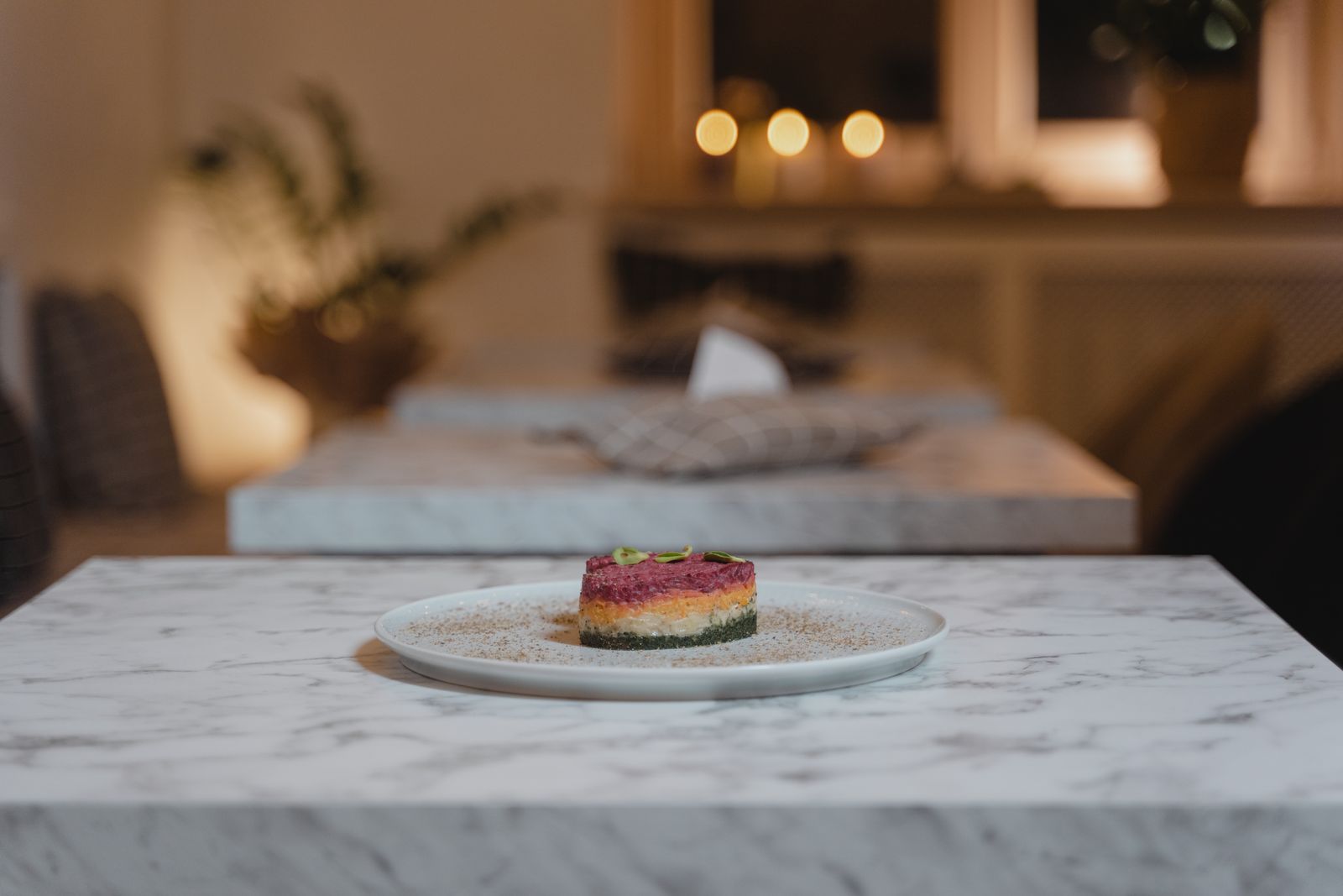 Table dressée avec des plats méditerranéens fait maison au Petit Niçois Bio