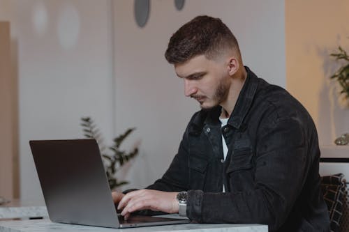 Fotobanka s bezplatnými fotkami na tému bezdrôtový, digitálny nomád, džínsová bunda