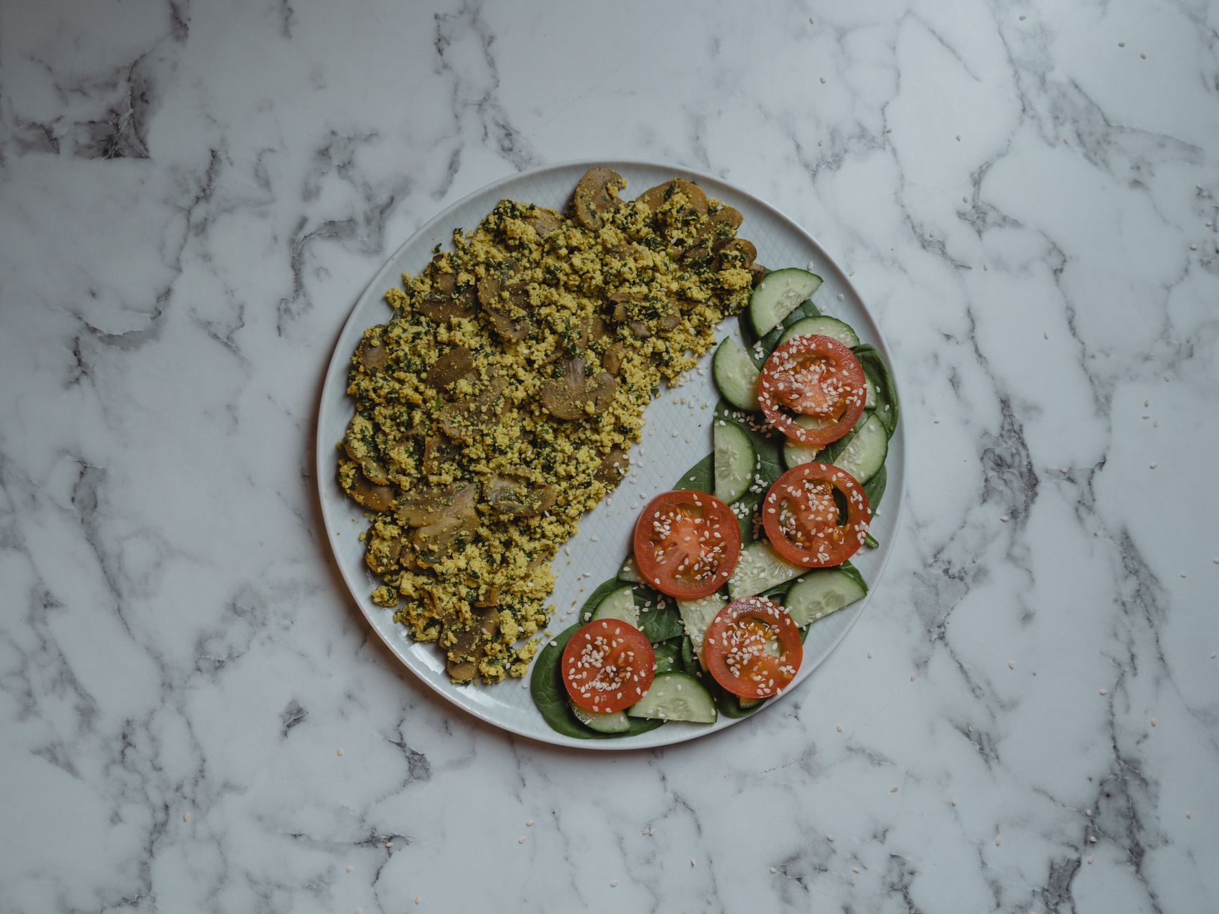 Couscous royal fumant servi avec des viandes tendres et son bouillon parfumé