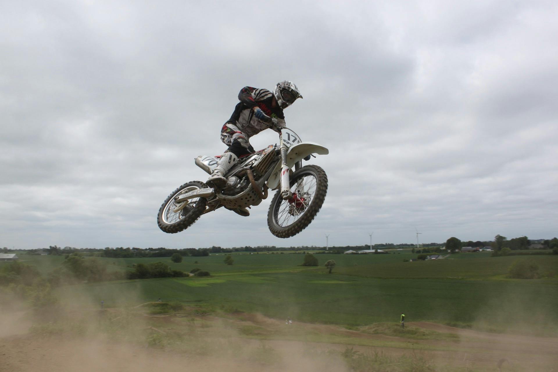 Dando Um Salto De Cada Vez. Uma Fotografia De Um Motocross No Ar Durante  Uma Corrida. Imagem de Stock - Imagem de passatempo, povos: 271731187