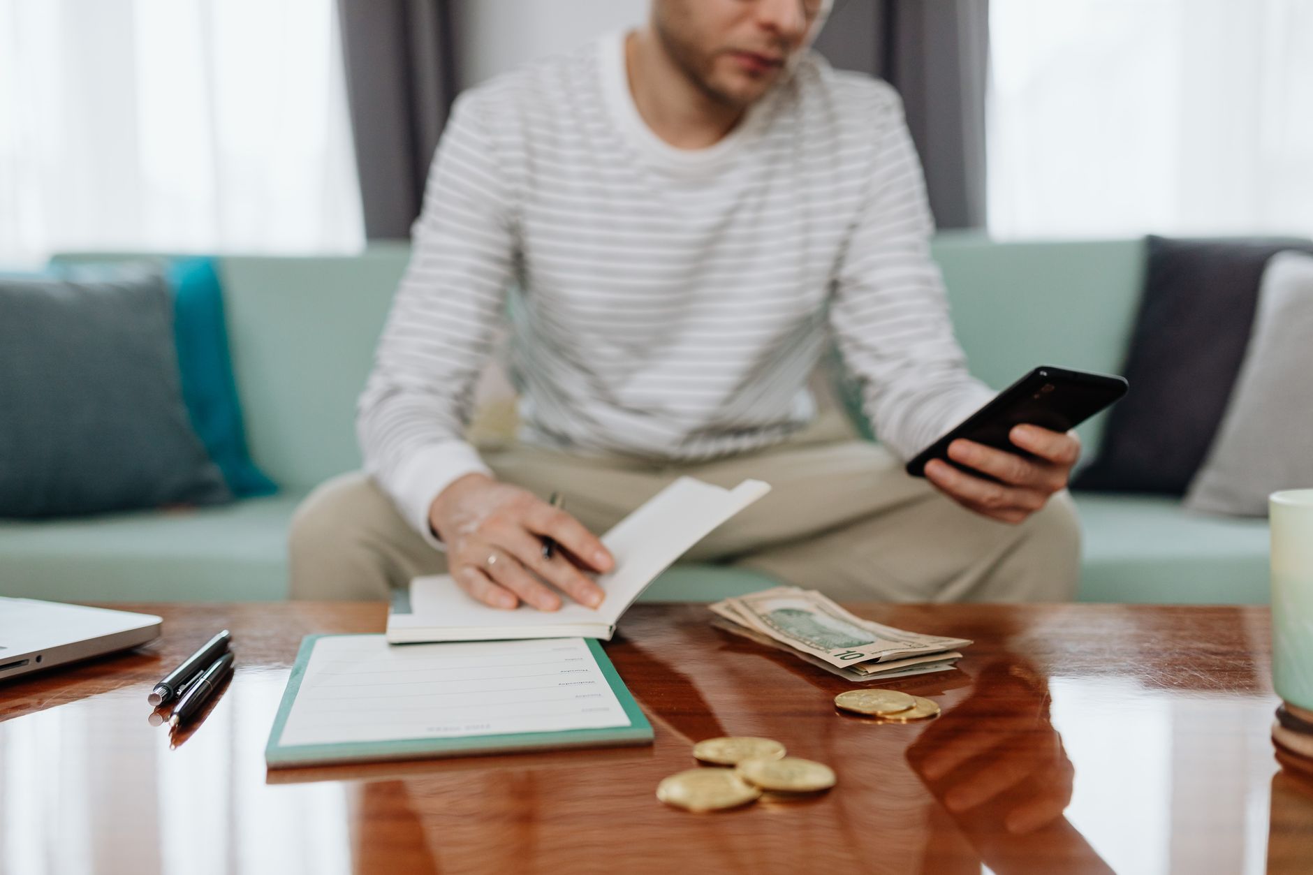 Omiaiの料金プランを検討する男性のイメージ