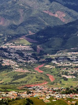 Aerial view of San Cristóbal, Táchira, showcasing lush mountains and urban sprawl.