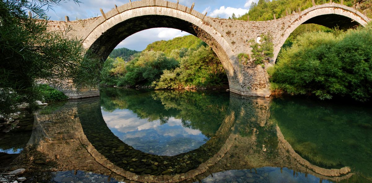 Pod în arc peste o vale