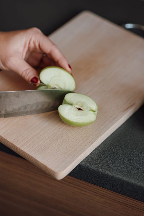 Manzana Verde En Rodajas Sobre Una Tabla De Cortar