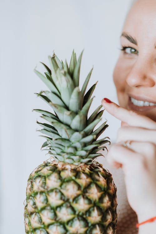 Donna Che Mantiene Ananas Frutta In Close Up Photography