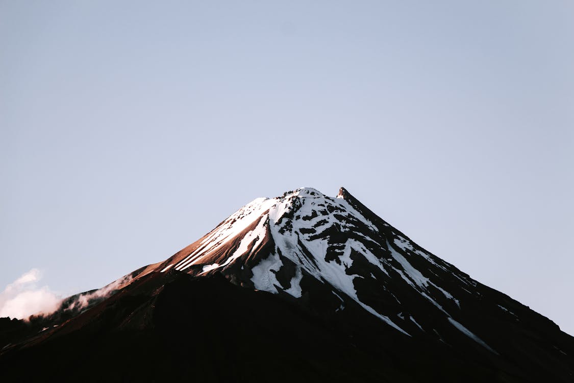 茶色と白の山