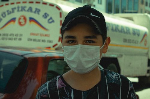 Free Young boy wearing a face mask outdoors in İstanbul during pandemic. Stock Photo
