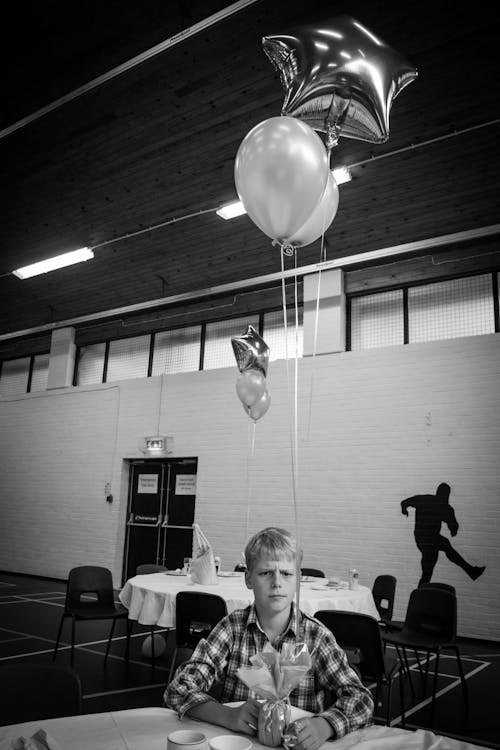 Darmowe zdjęcie z galerii z balony, chłopak, czarno-biały