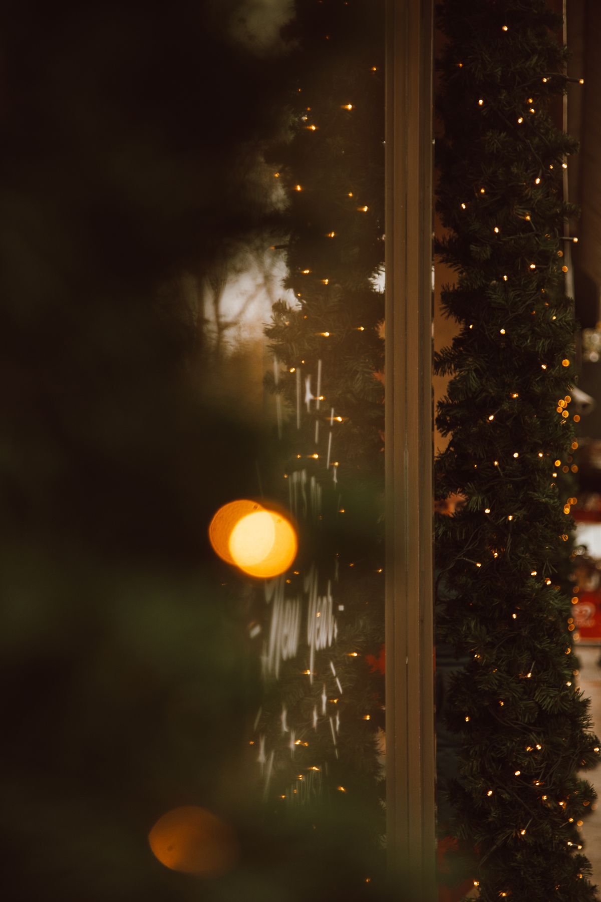Fenêtre décorée avec une guirlande lumineuse de Noël