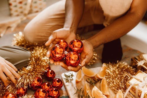 Immagine gratuita di palle di natale, palline, tenendosi per mano