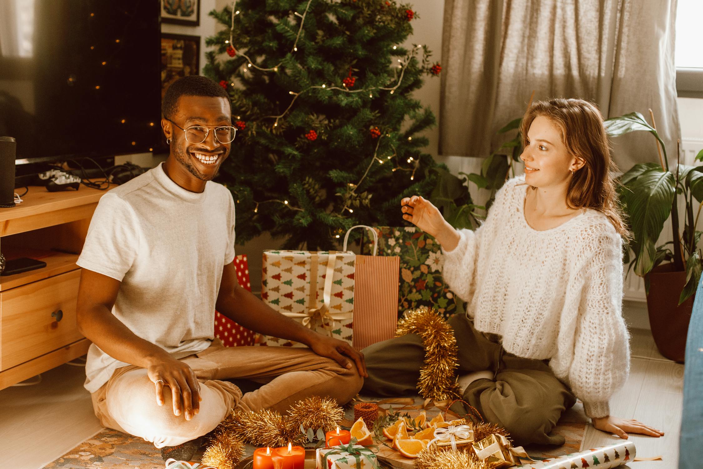 Personnes devant un sapin de Noel