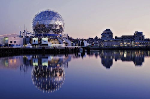 Edifício Grey Dome Ao Lado Do Corpo D'água Durante O Pôr Do Sol