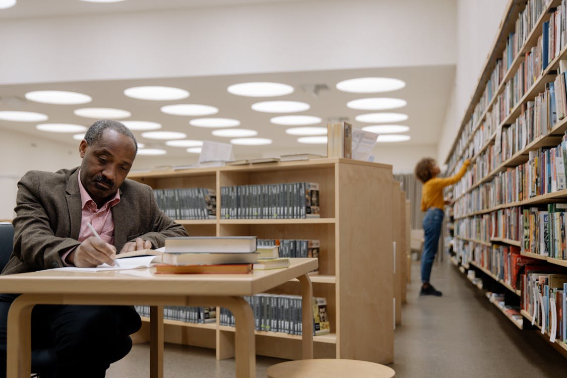 Gratis arkivbilde med afrikansk-amerikansk mann, bibliotek, bøker