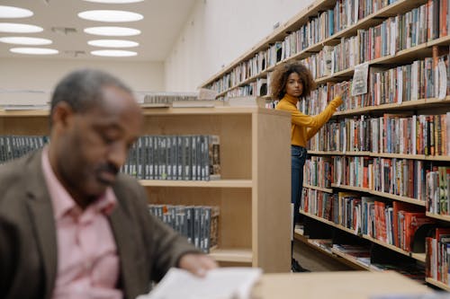 Kostenloses Stock Foto zu african american menschen, bibliothek, buch
