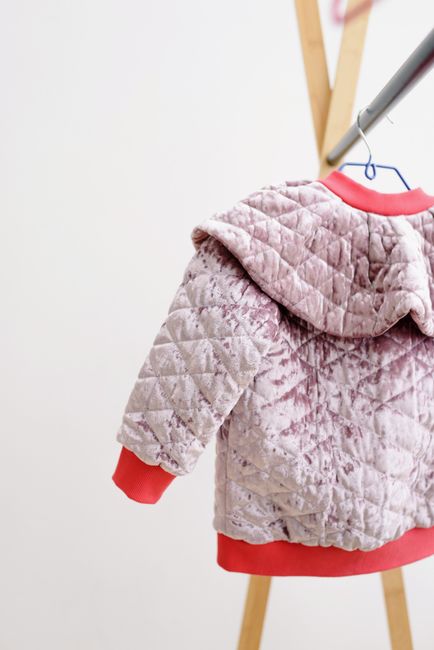 Gesteppte Jacke aus Crushed Velvet in Altrosa, wartet noch auf ihren großen Auftritt 🩷
#stilinspiration #lookdestages #pink #jacket