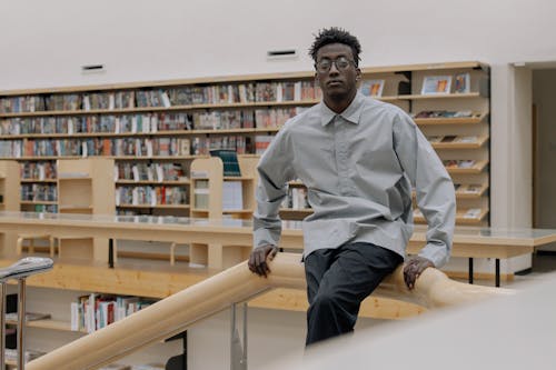 Безкоштовне стокове фото на тему «архів, афроамериканський чоловік, Бібліотека» стокове фото
