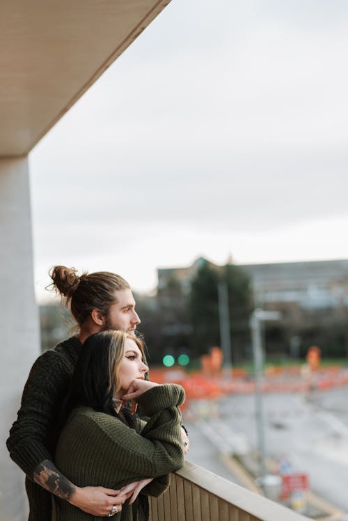 Vrouw In Zwarte Trui Knuffelen Meisje In Grijze Trui