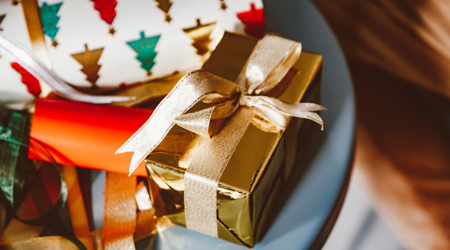 Boîte cadeau dorée avec ruban blanc et or pour emballer un bijou