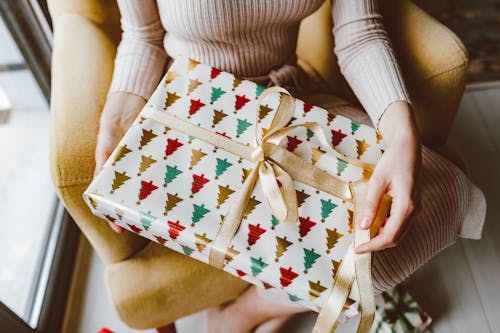 Fotos de stock gratuitas de caja de regalo, cinta, manos