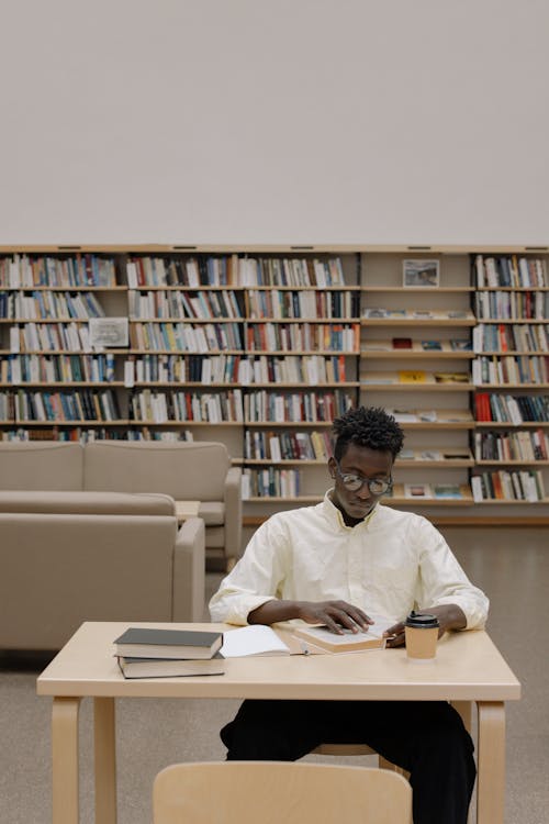 Kostnadsfri bild av afroamerikansk man, arkiv, bibliotek