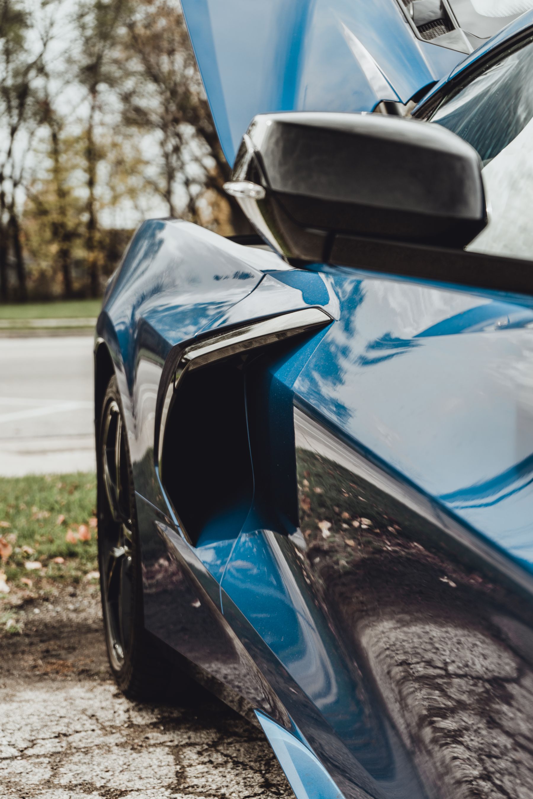 Carrosserie bleue haut de gamme aux reflets nets.