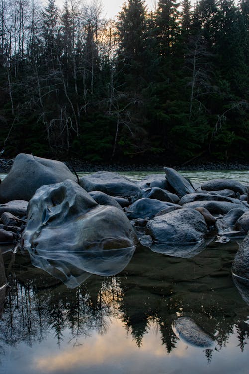 河上的灰色岩石