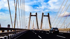 蔚蓝的天空下，孟买一座现代化斜拉桥呈现出生动的景色