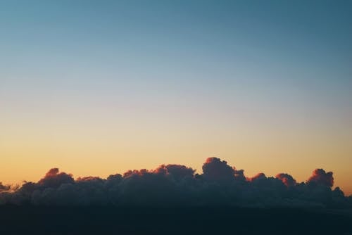 Фотография серых тяжелых облаков