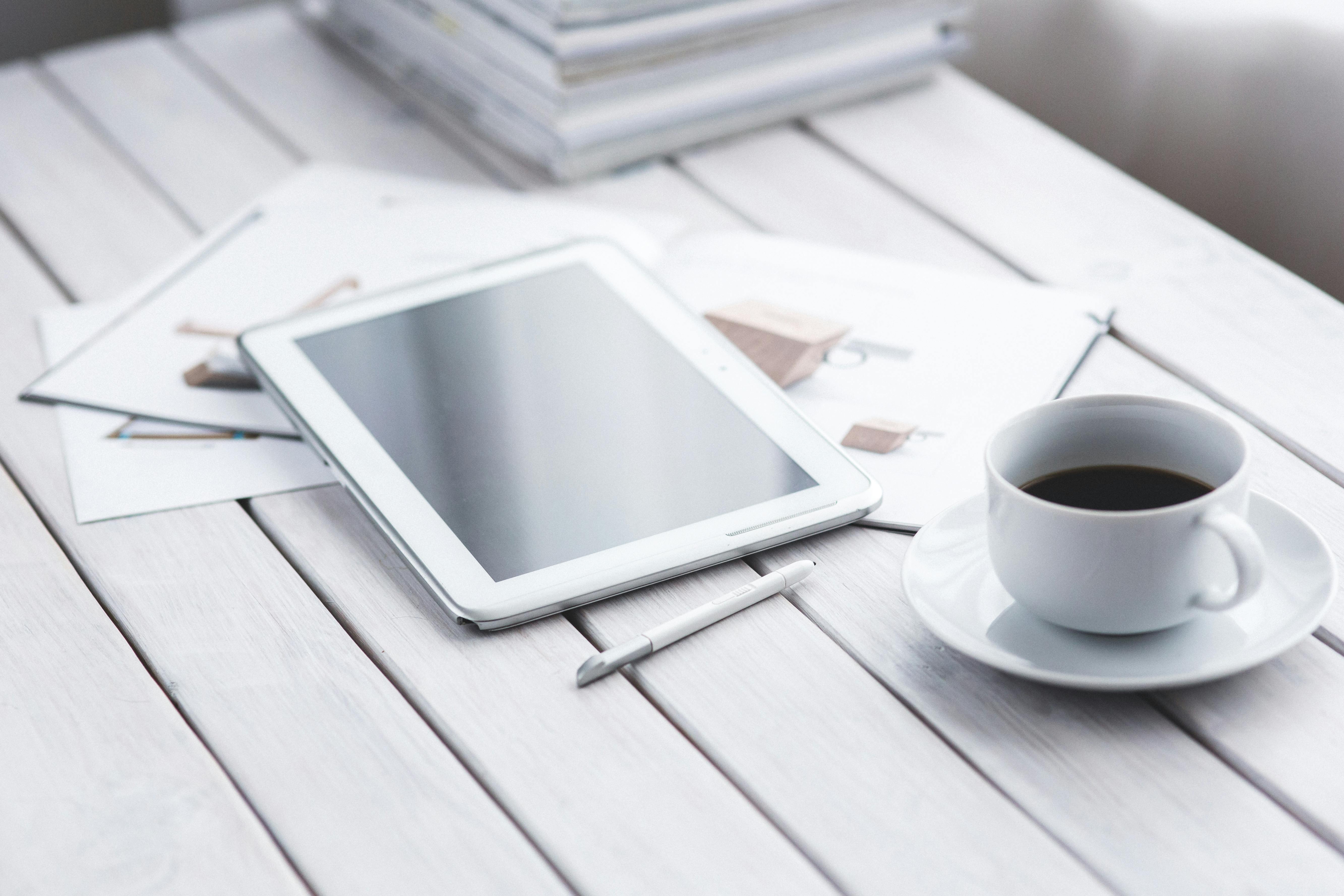 White tablet and cup of coffee \u00b7 Free Stock Photo
