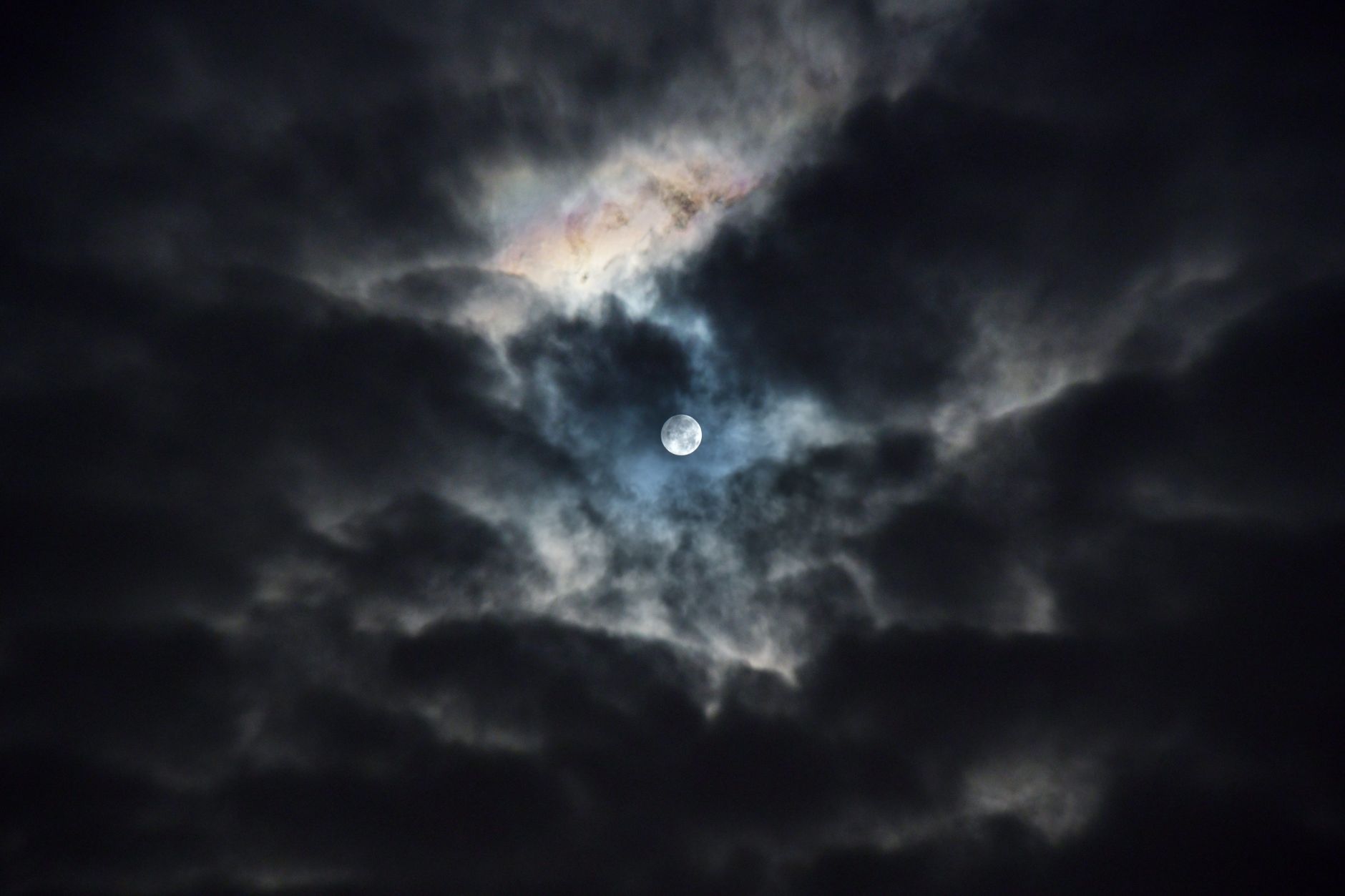 Dramatischer Nachthimmel mit Vollmond – Weltraum Hintergrundbild