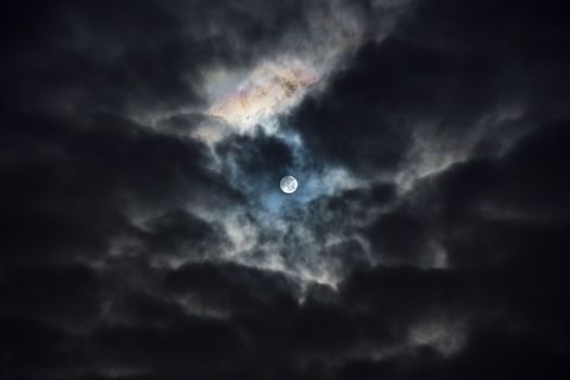 Dramatischer Nachthimmel mit Vollmond – Weltraum Hintergrundbild