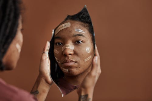 Gratis arkivbilde med afrikansk-amerikansk kvinne, ansiktsuttrykk, holde