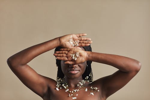 Безкоштовне стокове фото на тему «афро-американська жінка, долоні, квіти»
