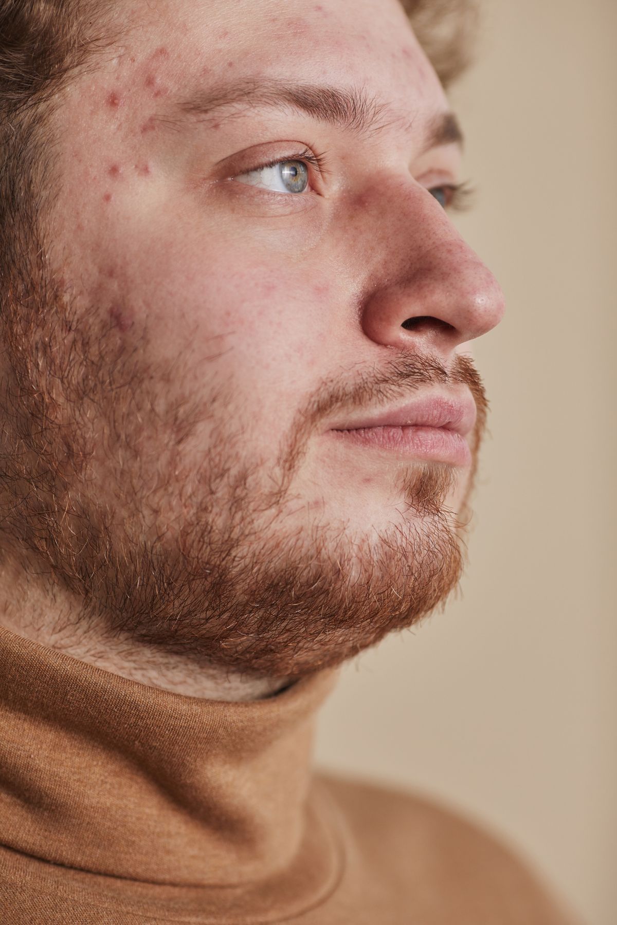 Belirgin çene hattı - yan profil jawline görseli