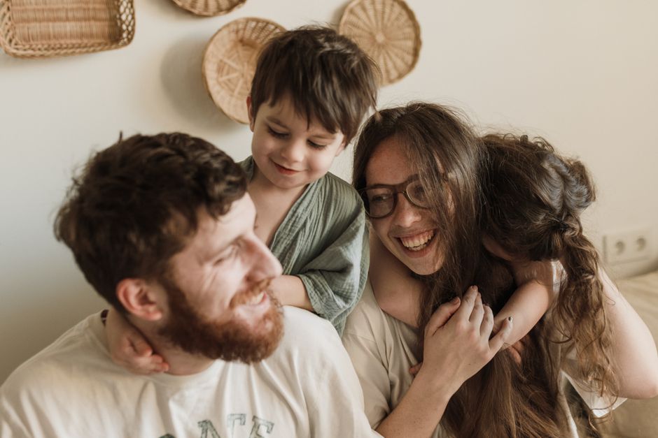 Familia amorosa disfrutando de la convivencia y la felicidad en casa.