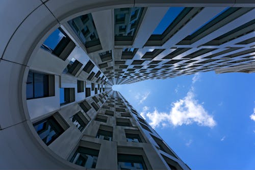 бесплатная Низкоугловая фотосъемка высотного здания Стоковое фото