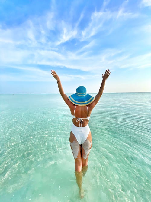 Foto d'estoc gratuïta de barret per al sol, bikini, d'esquena